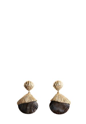 Gold- und dunkelbraune Muschel-Ohrringe mit strukturierten Rillen, die metallische und natürliche Elemente in einem zweiteiligen Design kombinieren.
