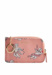 Portafoglio rosa con un motivo di cherubini e nastri, hardware dorato, chiusura con zip e attacco per portachiavi. Texture liscia, forma rettangolare.