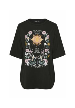 Zwart oversized T-shirt met zon, maanfasen, bloemen, vlinders en tekst: "Vind me waar de zon schijnt. Leef met de zon, hou van de maan."