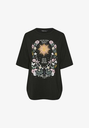 Zwart oversized T-shirt met zon, maanfasen, bloemen, vlinders en tekst: "Vind me waar de zon schijnt. Leef met de zon, hou van de maan."