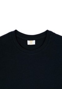 Černé bavlněné tričko s kruhovým výstřihem a krátkými rukávy. Má hladkou texturu a štítek na krku. Jednoduchý design, bez vzorů.