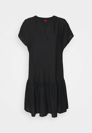 Schwarzes Kleid aus leichtem Stoff, mit V-Ausschnitt, kurzen Ärmeln und einem gerafften, gestuften Saum. Einfaches, lockeres Design.