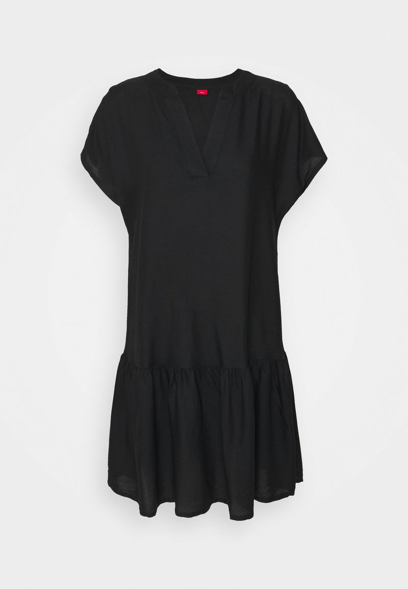 Robe noire en tissu léger, avec un col en V, des manches courtes et un ourlet à volants froncés. Design simple et ample.