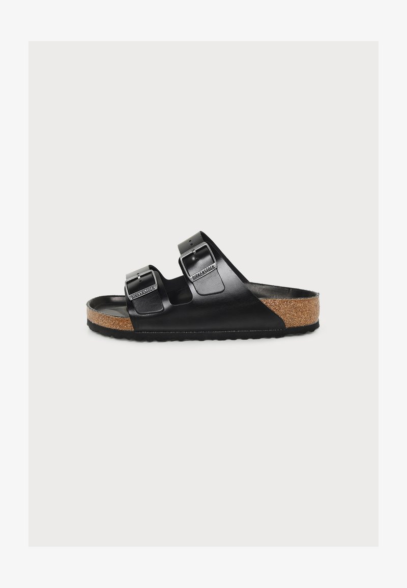 Μαύρο σανδάλι Birkenstock με δύο ρυθμιζόμενους ιμάντες και φιλικό προς το περιβάλλον πάτο φελλού σε λευκό επίπεδο φόντο.