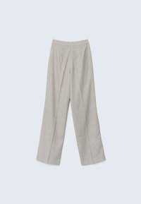 Pantalon gris clair à jambes larges avec coutures à l'avant et taille haute, posé à plat sur un fond clair uni.