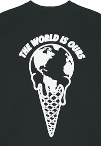T-shirt nera con una grafica bianca di un cono gelato che si scioglie con un globo, e la scritta "IL MONDO È NOSTRO" sopra.