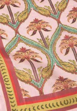 Tissu à motif avec des motifs floraux complexes dans des couleurs chaudes sur un fond rose clair, bordé de lignes décoratives en rouge et vert.