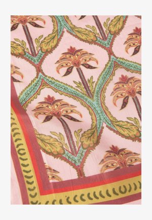 Gepatterneerde stof met ingewikkelde bloemmotieven in warme kleuren op een lichtroze achtergrond, omzoomd met decoratieve lijnen in rood en groen.