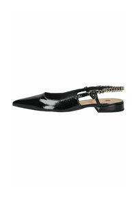 Scarpa piatta slingback in vernice nera con punta appuntita, design a taglio e accentuazione in catena sulla cintura del tallone. Suola piatta.