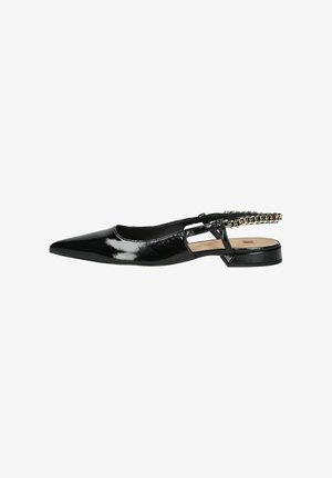 Schwarze Lackleder Slingback-Flatschuhe mit spitzem Zehenbereich, Cut-Out-Design und einer Kettenakzentuierung am Fersenriemen. Flache Sohle.