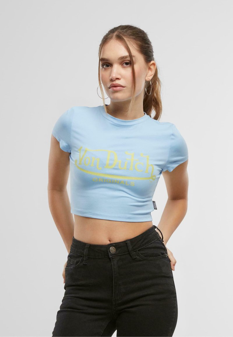 Zkrácený modrý tričko s krátkým rukávem, s žlutým logem "Von Dutch" a textem "Originals". Vyrobeno z hladkého, elastického materiálu.