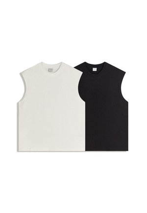 Két ujjatlan, kerek nyakú tank top egymás mellett, egy fehér és egy fekete, egy fehér háttéren, laposan elhelyezve.
