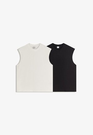 Zwei ärmellose Rundhalsausschnitt Tanktops, flach ausgelegt, eines weiß und eines schwarz, nebeneinander auf weißem Hintergrund.