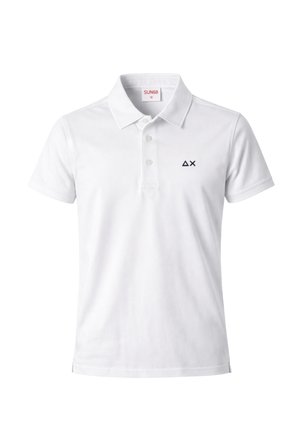 Polo bianca a maniche corte con tre bottoni e piccolo logo nero a triangolo con "X" sul lato sinistro del petto.