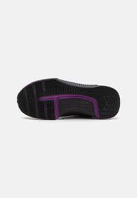 Kenka tartan dengan dasar karet hitam yang berb-textur dan aksen ungu, serta pola jejak zigzag untuk traksi dan stabilitas.