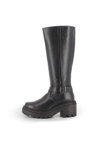 Bota de cuero negro hasta la rodilla con suela gruesa, detalle de hebilla lateral y un acabado suave. Diseño elegante con punta redonda y estructura robusta.