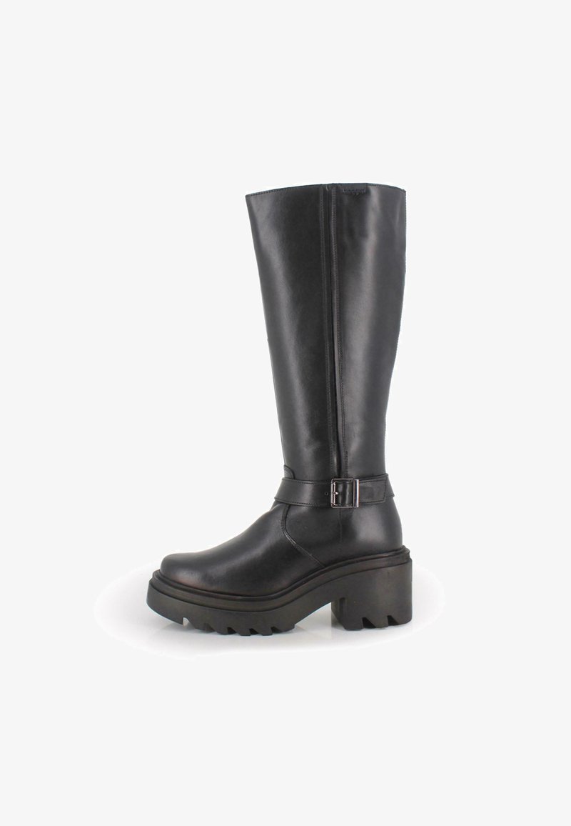 Bota de cuero negro hasta la rodilla con suela gruesa, detalle de hebilla lateral y un acabado suave. Diseño elegante con punta redonda y estructura robusta.