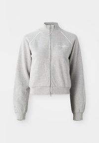 Šedá mikina na zips s vysokým golierom, rebrovanými manžetami a spodným lemom, s bielymi akcentmi a logom na hrudi. Mäkko tkaný materiál.
