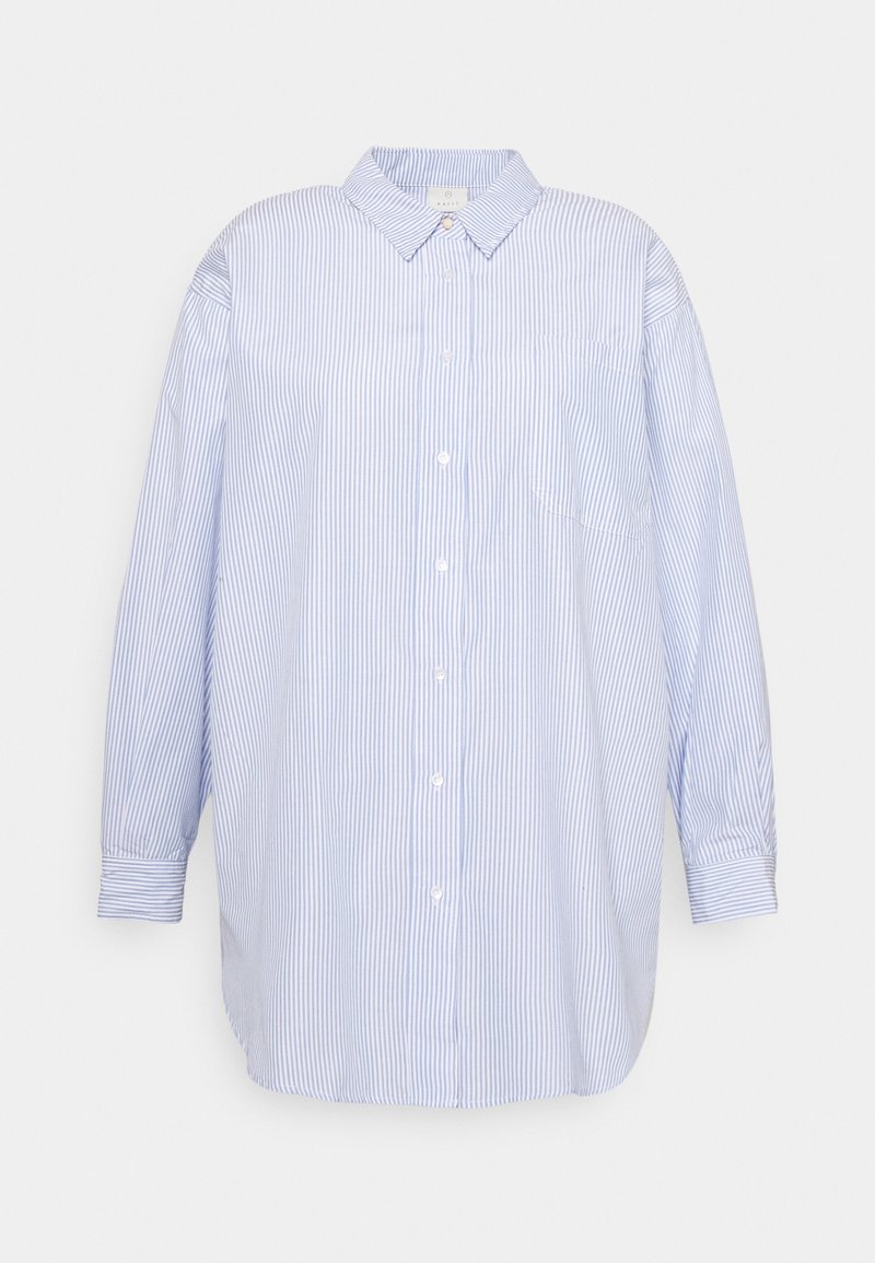 Chemise à manches longues rayée verticalement bleu clair et blanc, avec col pointu et une poche poitrine.