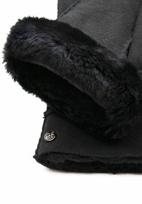 Schwarze Fleece-Handschuhe mit einem plüschigen Fellbund. Verfügt über ein glänzendes schwarzes Knopfdetail an der Seite. Weiche Textur und warmes Design.