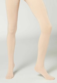 Medias color nude, textura suave, diseño uniforme, acabado translúcido, forma ajustada, sin costuras alrededor de los dedos, que llegan hasta la mitad del muslo.