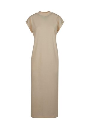 Beige pitkä mekko, jossa on lyhyet hihat, korkea kaulus ja nilkkapituisuus, suora ja yksinkertainen siluetti sekä käärityt hihansuut.