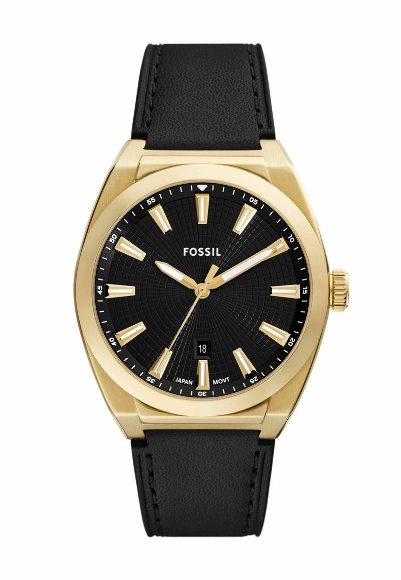 Montre en acier inoxydable doré avec un cadran texturé noir, des index horaires dorés et un bracelet en cuir noir. Présente une fenêtre de date à 6 heures.