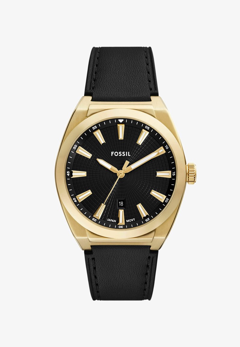 Montre en acier inoxydable doré avec un cadran texturé noir, des index horaires dorés et un bracelet en cuir noir. Présente une fenêtre de date à 6 heures.