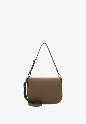 Braune Leder-Schultertasche mit glatter Textur, Klappen-Design, verstellbarem Riemen und silberfarbener Hardware. Schlichte und moderne Silhouette.