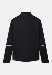 Μαύρο αθλητικό μπλουζάκι μακρυμάνικο με ψηλό γιακά, με ραγκλάν μανίκια και ανακλαστικές λεπτομέρειες στους ώμους. Λείο ύφασμα.