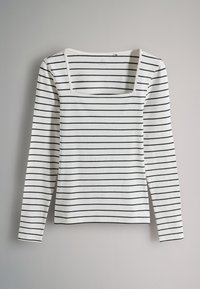 Haut à manches longues en coton blanc avec de fines rayures horizontales noires, doté d'un col carré et d'une coupe décontractée.