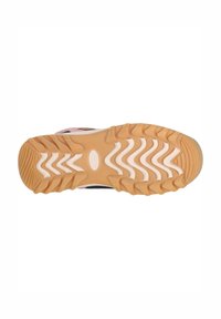 Sole di scarpa sportiva in gomma naturale con motivo di tread testurizzato, con accenti rosa, neri e bianchi. Design curvo che migliora la presa.