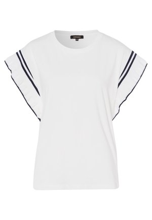 Witte blouse met korte mouwen met gerimpelde randen en twee donkerblauwe strepen op elke mouw, ronde halslijn en losse pasvorm.