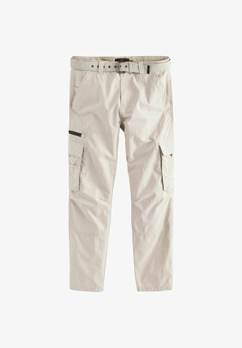 Pantaloni cargo beige realizzati in tessuto leggero, con molteplici tasche, una cintura e dettagli cuciti sulle gambe per una maggiore durabilità.