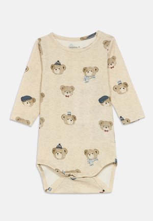 Μακρυμάνικο κορμάκι από ελαφρύ μπεζ βαμβάκι με επαναλαμβανόμενες απεικονίσεις αρκούδων που φορούν καπέλα και αξεσουάρ. Κλείσιμο με κουμπιά στο κάτω μέρος.