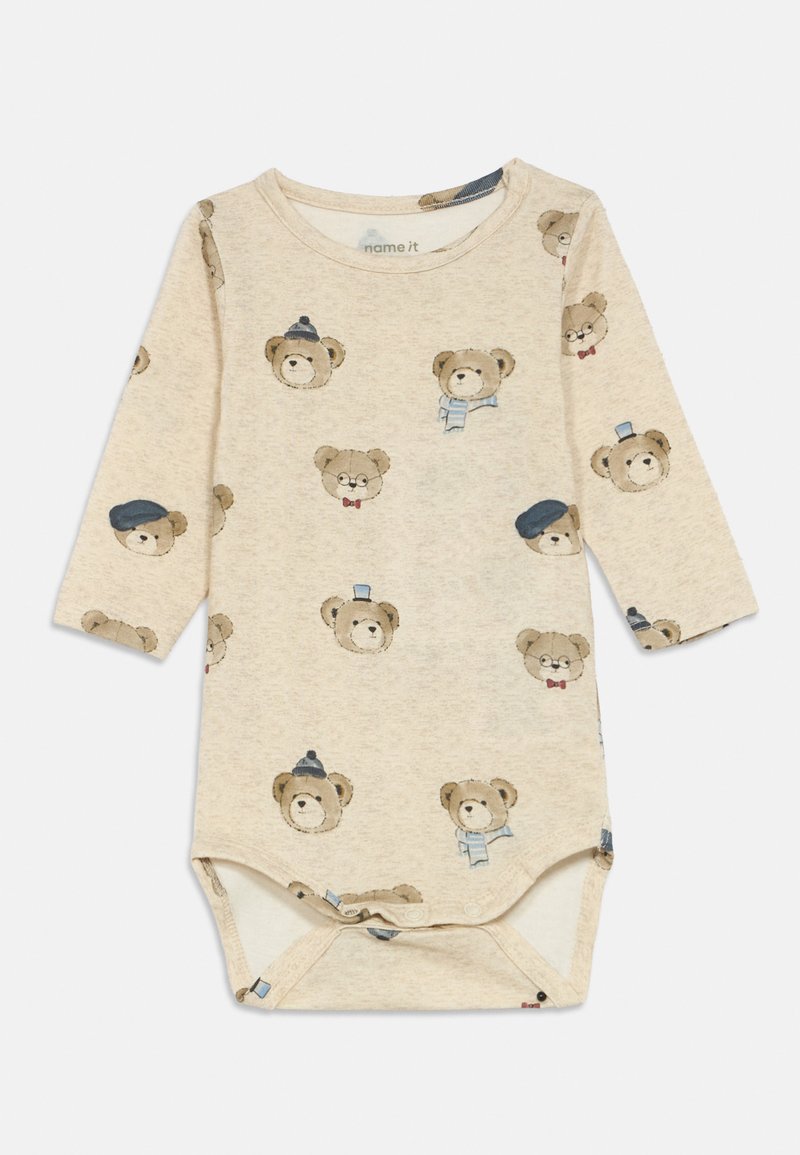 Bodi s dugim rukavima od svijetlosmeđeg pamuka sa ponovljenim ilustracijama medvjeda koji nose kape i dodatke. Dno sa snap kopčanjem.