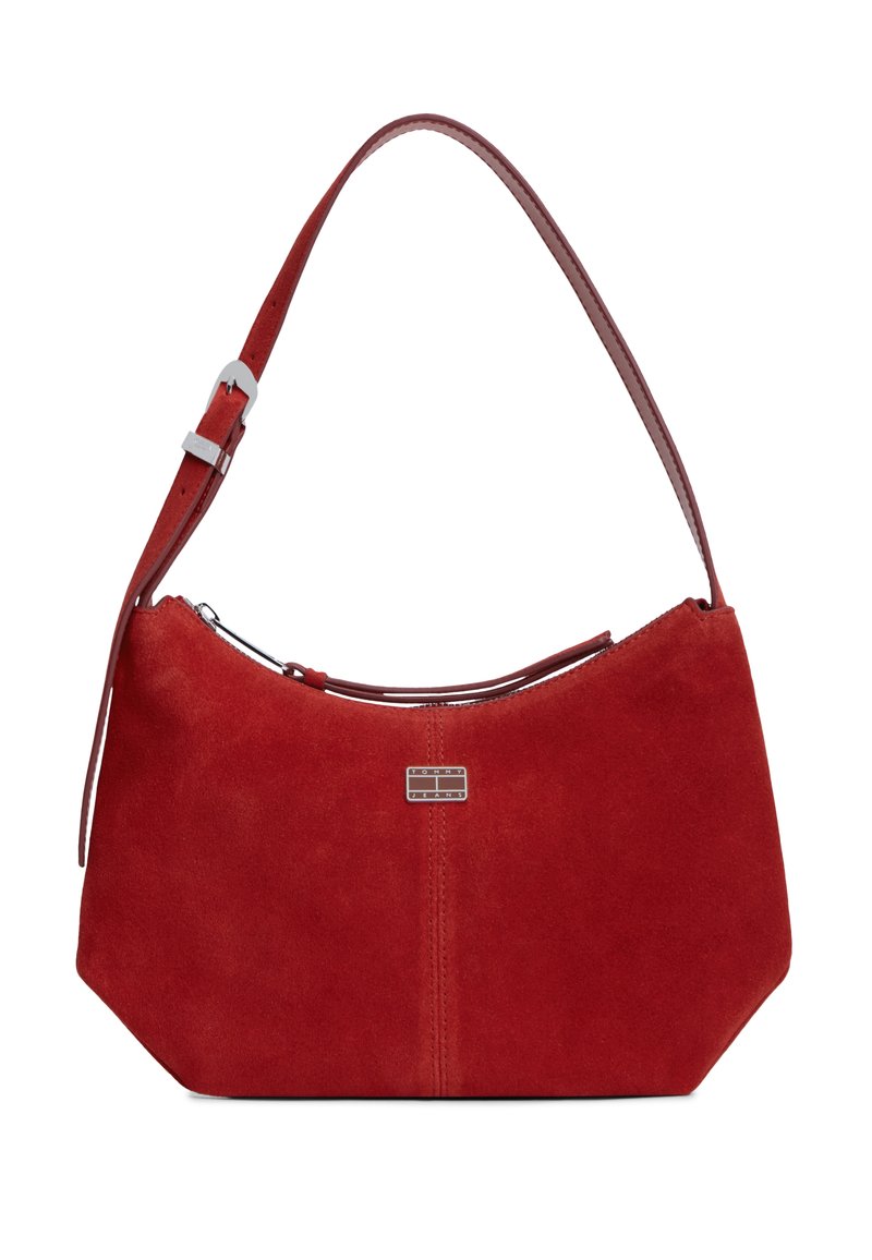 Sac à bandoulière en suède rouge avec bandoulière réglable, boucle argentée, fermeture éclair et petit logo de marque métallique rectangulaire au centre devant.