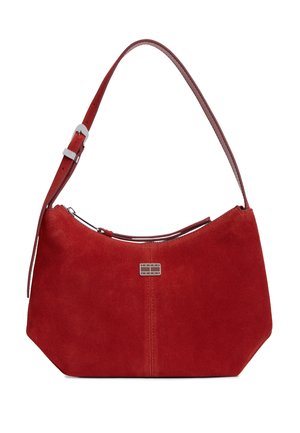 Czerwona zamszowa torba na ramię z regulowanym paskiem, srebrną klamrą, zamkiem błyskawicznym i małym prostokątnym metalowym logo marki na środku z przodu.