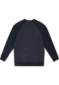 Granatowa bluza z teksturowanym, ciemniejszym niebieskim tylnym panelem. Posiada długie rękawy oraz prążkowany kołnierz i mankiety.