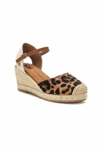 Espadrillas con zeppa in stampa leopardata, suola in juta, cinturino alla caviglia in pelle marrone e dettagli in tela. Punta arrotondata con decorazione a treccia.