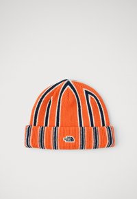 Oranžs adīts cepure ar baltām un tumši zilu svītrām, ribotu maliņu un mazu melnu logotipa uzlīmi priekšā. Mīksta tekstūra.
