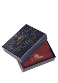 Donkerblauwe doos met intricat zilveren ontwerpen, gouden "WITTCHEN"-logo, gedeeltelijk geopend om een textuur van bordeauxrode stof binnenin te onthullen.