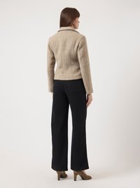 Beige karierter taillierter Blazer mit Kragen, slim fit und strukturierten Schultern, kombiniert mit hochgeschnittenen schwarzen weitem Hosen.