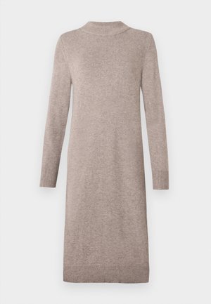 Beige Strickdress mit langen Ärmeln und knielanger Länge, mit gerippten Manschetten, Kragen und Saum, auf einem schlichten weißen Hintergrund präsentiert.