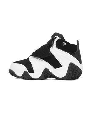 Scarpa da basket nera e bianca con para alta, suola strutturata e piccolo logo vicino alla caviglia su sfondo bianco.