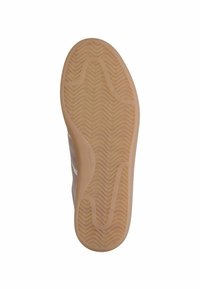 Suola di scarpa con una superficie in gomma beige testurizzata, caratterizzata da un motivo ondulato per una presa migliore e una forma piatta e arrotondata. Nessun ulteriore dettaglio visibile.