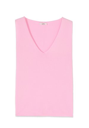 Bezrekawnik w jasnoróżowym kolorze z dekoltem w serek i małą materiałową metką przy dekolcie na białym tle.