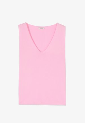 Mouwloos lichtroze top met V-hals en een klein stoffen label bij de halslijn op een witte achtergrond.