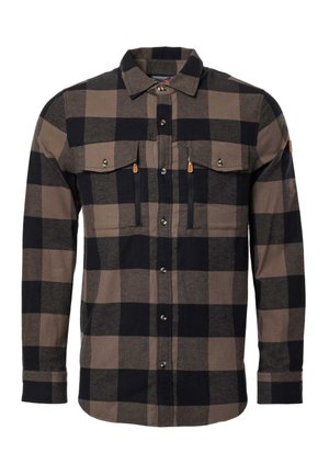 Brązowa i czarna koszula w kratę z długim rękawem, zapinana na guziki, z dwoma kieszeniami na piersi z patkami oraz pionowymi kieszeniami zapinanymi na zamek pod nimi.
