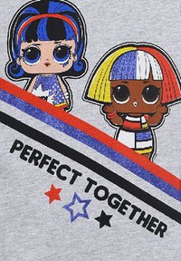Graues T-Shirt mit Cartoonfiguren, die blau- und gelbgestreifte Haare haben, zusammen mit buntem Text "PERFECT TOGETHER" und Sternen.